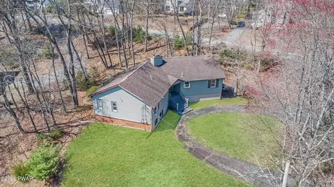 1093 Lancaster Dr, Bushkill, PA 18324 photo 2