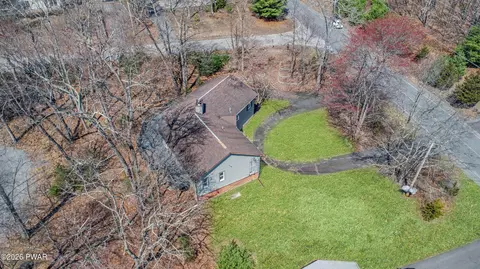 1093 Lancaster Dr, Bushkill, PA 18324 photo 7