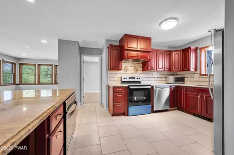 1093 Lancaster Dr, Bushkill, PA 18324 photo 17
