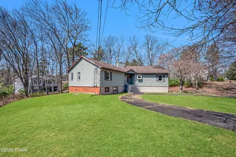 1093 Lancaster Dr, Bushkill, PA 18324 photo 4