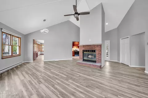 1093 Lancaster Dr, Bushkill, PA 18324 photo 9