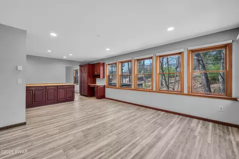 1093 Lancaster Dr, Bushkill, PA 18324 photo 13
