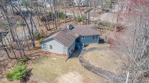 1093 Lancaster Dr, Bushkill, PA 18324 photo 3
