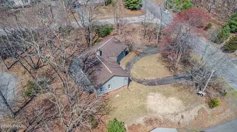 1093 Lancaster Dr, Bushkill, PA 18324 photo 6