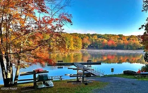 4 Deer Field Ct, Lake Ariel, PA 18436