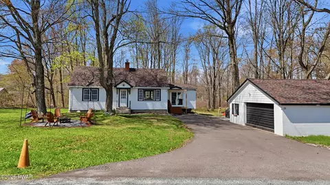 364 E Shore Dr, Lake Ariel, PA 18436