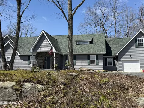 801 Maple Ridge Ct, Lords Valley, PA 18428