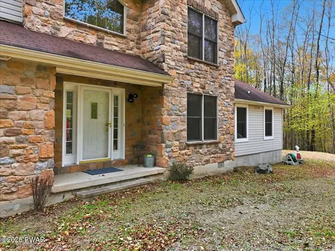 135 Split Rock Rd, Newfoundland, PA 18445