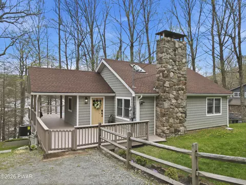 142 Waterfront Dr, Greentown, PA 18426