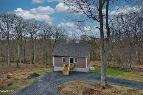 161 Ledgeway Dr, Dingmans Ferry, PA 18328