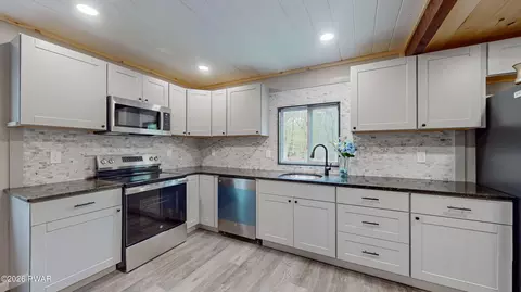 161 Ledgeway Dr, Dingmans Ferry, PA 18328