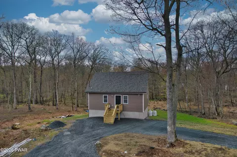 161 Ledgeway Dr, Dingmans Ferry, PA 18328