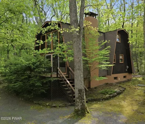 100 Heron Bay, Lords Valley, PA 18428