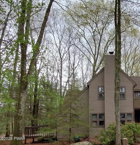 116 Saint Veronica Dr, Greentown, PA 18426