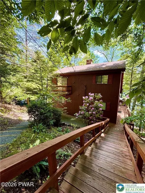 133 N Eastwood Dr, Greentown, PA 18426