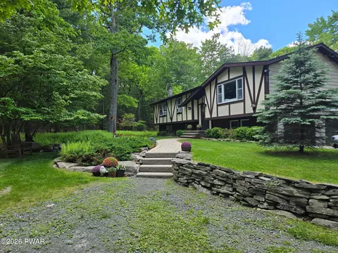 649 Twin Lakes Rd, Shohola, PA 18458