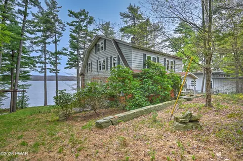100 Harbor Lndg, Paupack, PA 18451