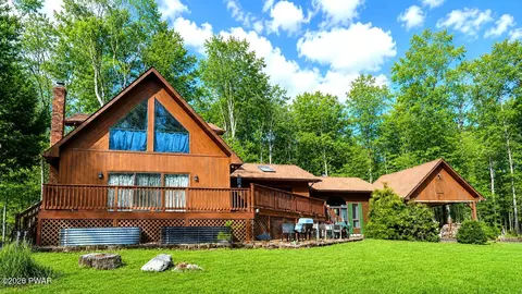 143 Foxcroft Dr, Milford, PA 18337