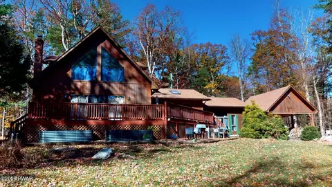 143 Foxcroft Dr, Milford, PA 18337
