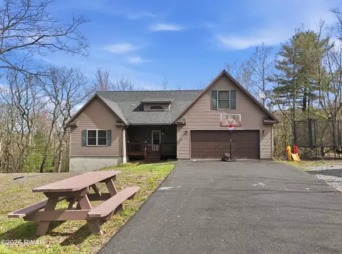 112 Maple Ridge Dr, Lords Valley, PA 18428