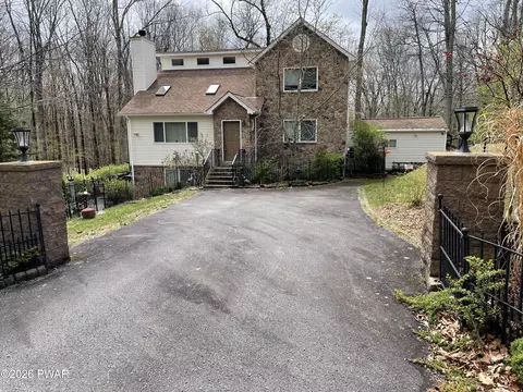 154 Forest Ridge Dr, Hawley, PA 18428