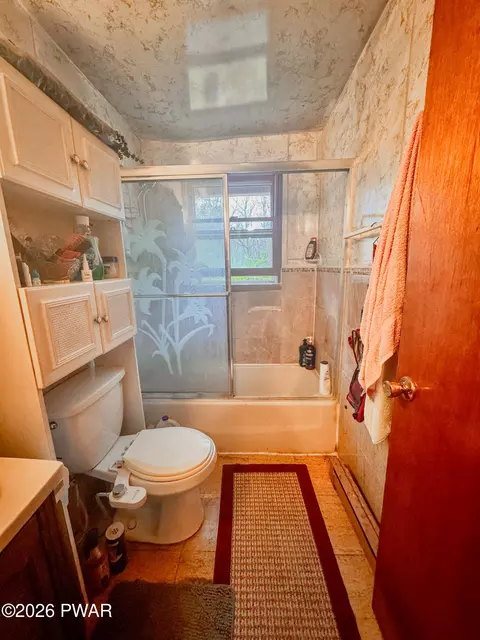 Bath - 2121 Oaktree Ln, Bushkill, PA 18324 photo 3 of 3
