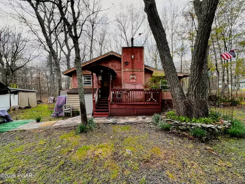 2121 Oaktree Ln, Bushkill, PA 18324