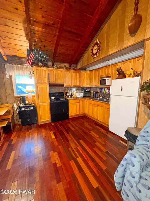 Kitchen - 2121 Oaktree Ln, Bushkill, PA 18324 photo 2 of 2