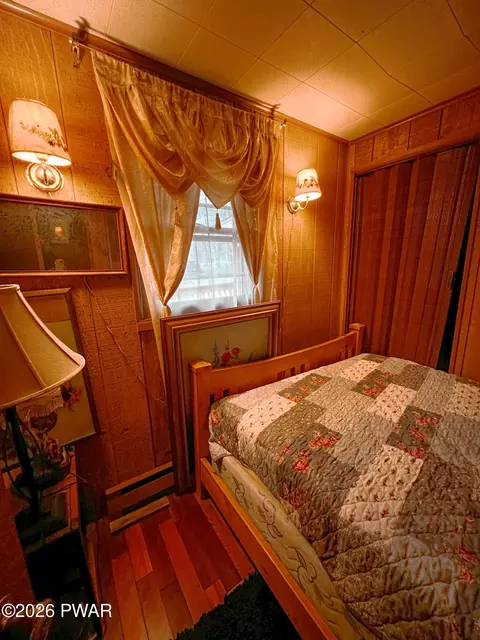 Bedroom - 2121 Oaktree Ln, Bushkill, PA 18324 photo 6 of 6