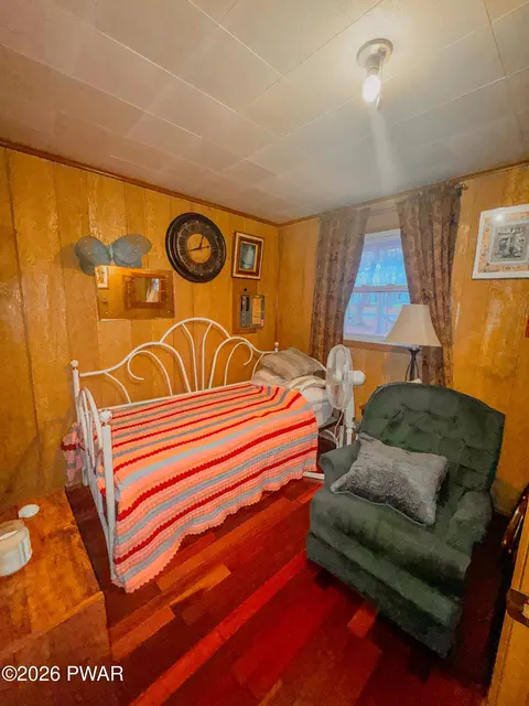 Bedroom - 2121 Oaktree Ln, Bushkill, PA 18324 photo 4 of 6
