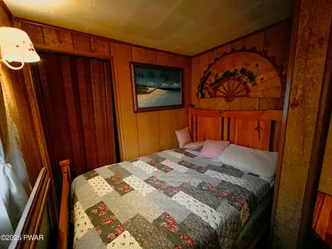Bedroom - 2121 Oaktree Ln, Bushkill, PA 18324 photo 5 of 6