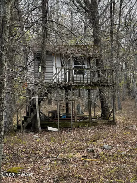Exterior - 2121 Oaktree Ln, Bushkill, PA 18324 photo 6 of 9