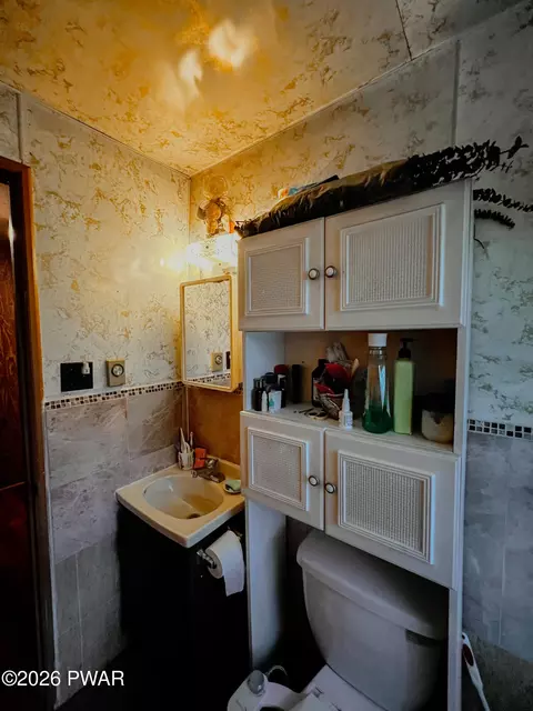 Bath - 2121 Oaktree Ln, Bushkill, PA 18324 photo 2 of 3