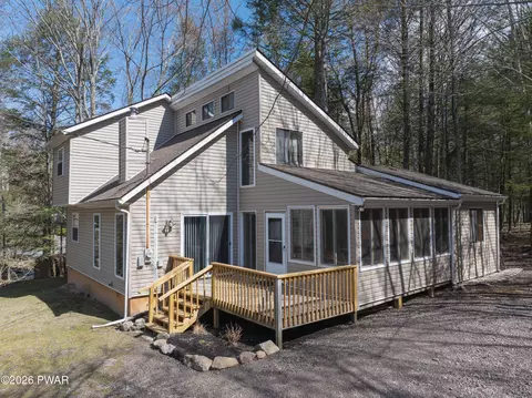 1044 Red Hawk Dr, Lake Ariel, PA 18436