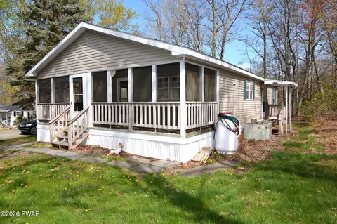 104 Yellow Pine Ct, Tafton, PA 18464