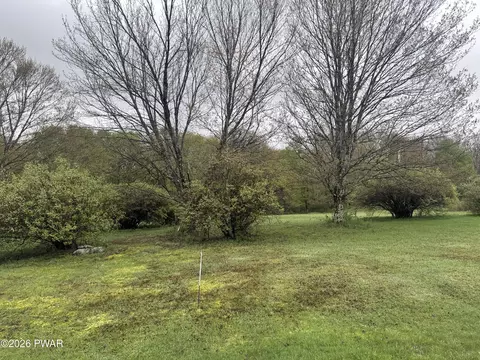 60 Meadowland Dr, Damascus, PA 18415