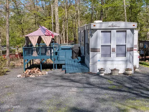 205 Forest Glen Dr, Milford, PA 18337