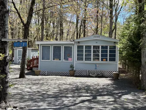 121 Navajo Ln, Shohola, PA 18458