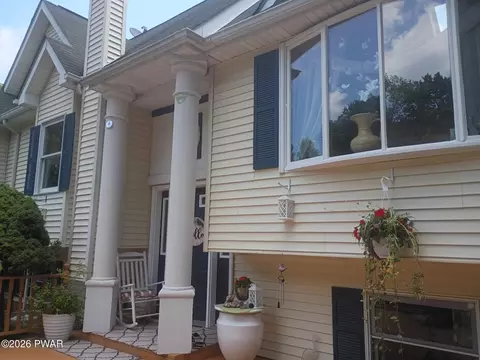 107 Lookout Dr, Hawley, PA 18428