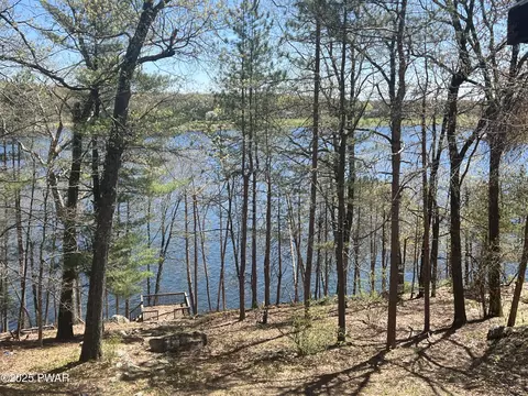 129 Waterview Dr, Lords Valley, PA 18428