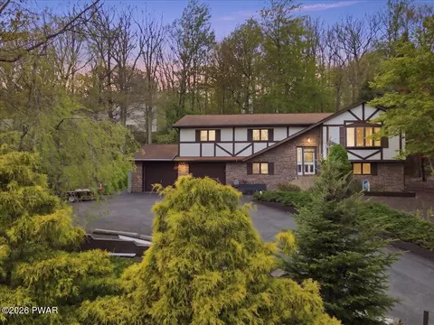 31 Brunswick Dr, Mount Pocono, PA 18344