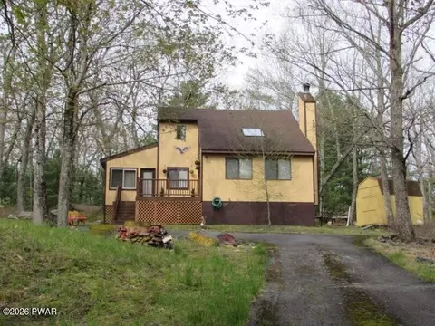 328 Maple Ridge Dr, Hawley, PA 18428