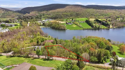 2 Country Club Pl, South Abington, PA 18411