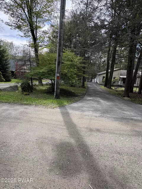 60 Arrowhead Cir, Newfoundland, PA 18445