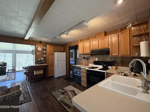 Kitchen - 175 Brewster Rd, Dingmans Ferry, PA 18328 photo 2 of 3