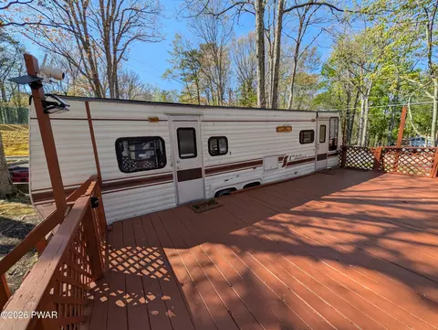 226 Locust Lake Dr, Milford, PA 18337