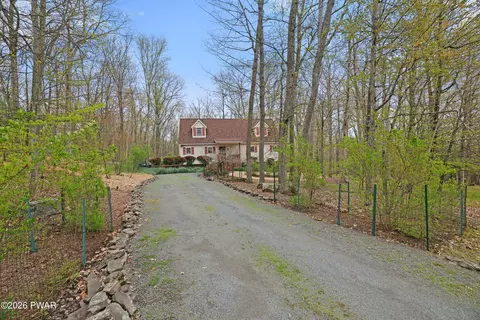 106 Elderberry Dr, Hawley, PA 18428
