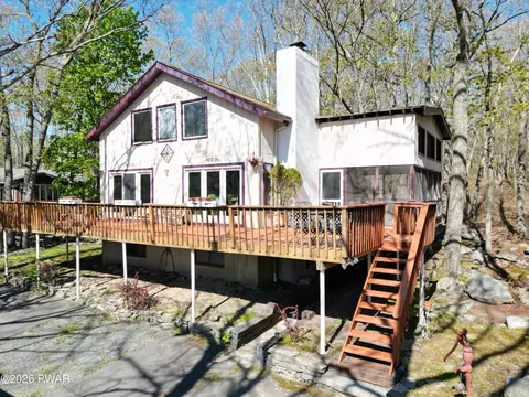 825 N Hillview Pl, Hawley, PA 18428
