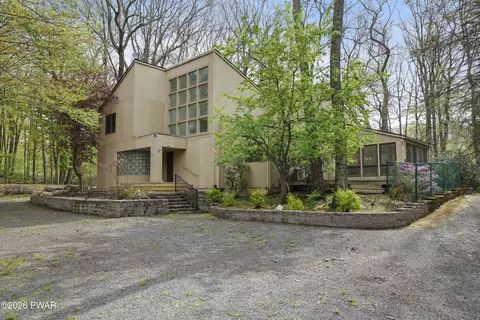 121 Fairway Dr, Hawley, PA 18428