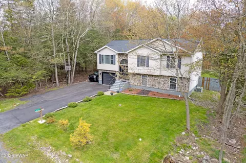 412 Scotch Pine Dr, Pocono Summit, PA 18346